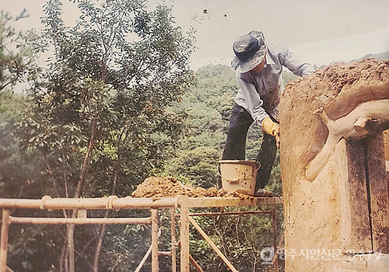 풍기 금계리에 정착해 흙으로 집을 짓는 모습
