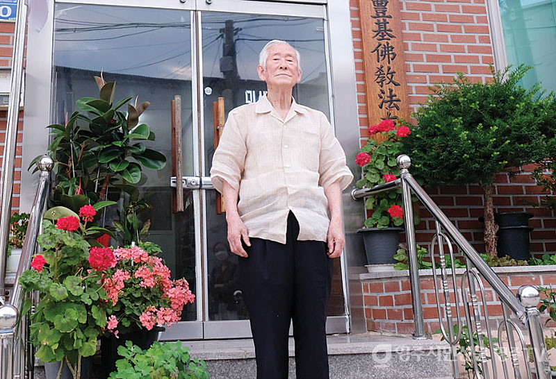 박태승씨가 남한 영주에 있는 사무실이자 기도하는 공간 앞에 서 있다. 박씨는 향년 87세로 17세 나이에 한국전쟁에 참전했었다.