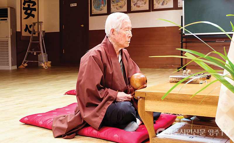 한국전 참전용사이자 불자인 그는 법당에서 유명을 달리한 소년병 영령들을 위해 예불을 드리고 있다.