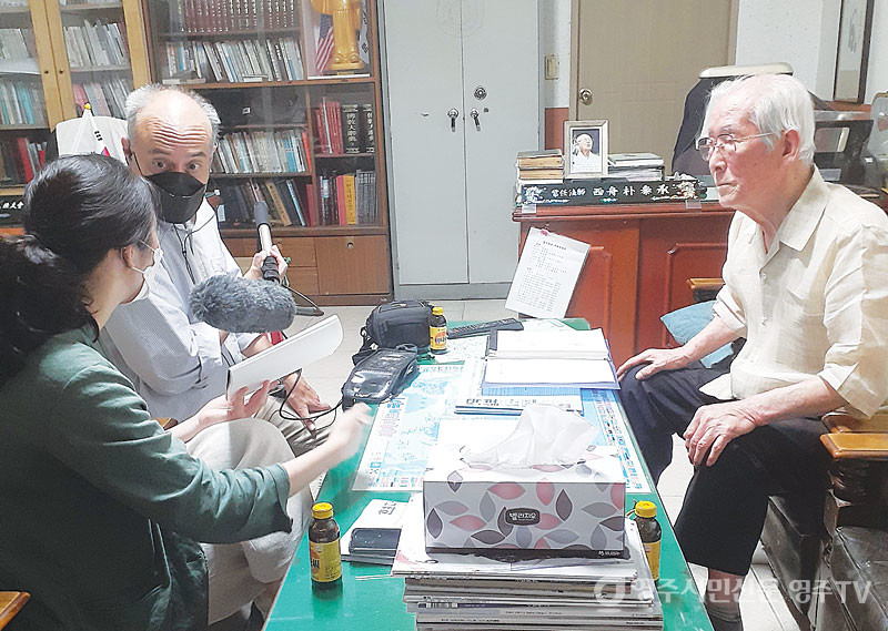 지난달 18일 NPR 엔서니 쿤(Anthony Kuhn) 기자와 공세은(Se Eun Gong) 기자가 풍기법우회사무실에서 인터뷰하고 있다.