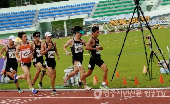 선수들이 역주중인 가운데 선두를 달리고 있는 영주시청 육상팀 김지인 선수