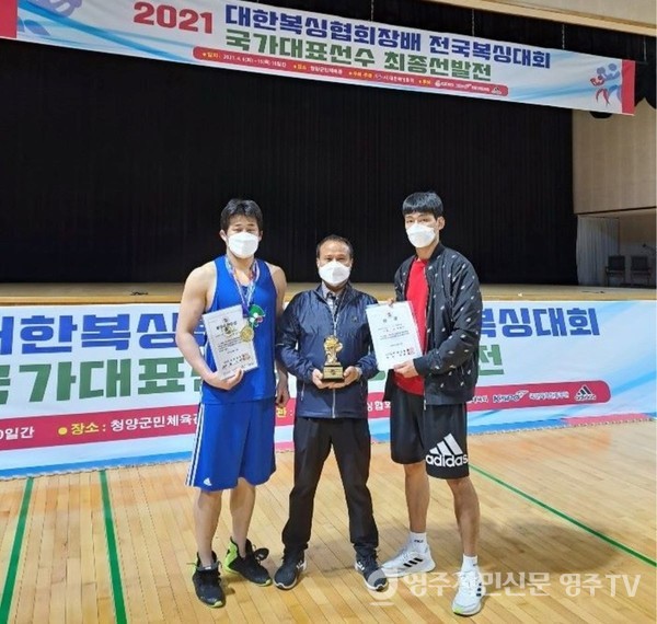 왼쪽부터 복싱부 정재민 선수, 백낙춘 코치, 이상민 선수우슈부 선수단장욱현 시장이 복싱부 정재민 선수, 이상민 선수와 기념촬영을 하고 있다