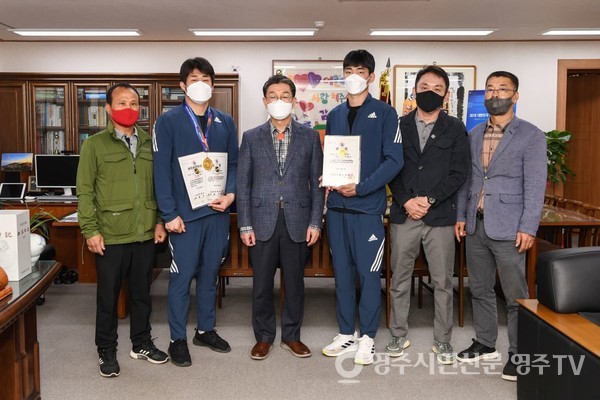 왼쪽부터 복싱부 정재민 선수, 백낙춘 코치, 이상민 선수우슈부 선수단장욱현 시장이 복싱부 정재민 선수, 이상민 선수와 기념촬영을 하고 있다