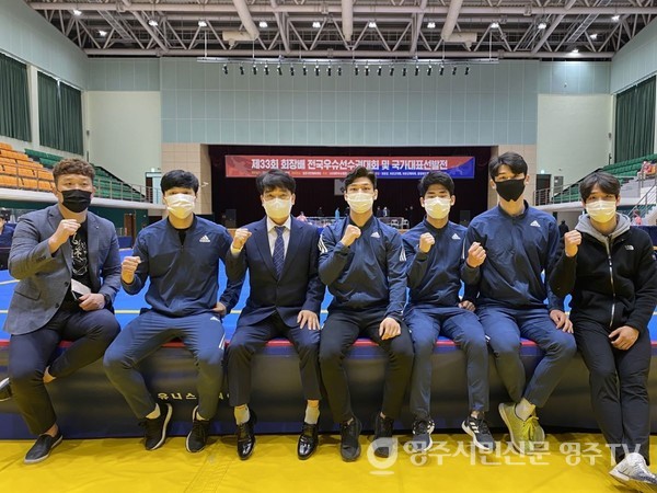 왼쪽부터 복싱부 정재민 선수, 백낙춘 코치, 이상민 선수우슈부 선수단장욱현 시장이 복싱부 정재민 선수, 이상민 선수와 기념촬영을 하고 있다