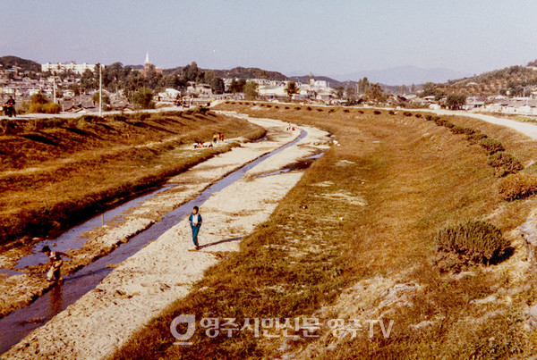 동산교회가 보이는 원당천(1981년)