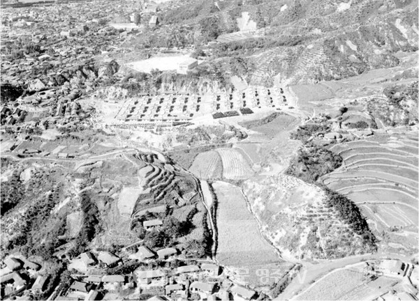 재건주택이 있는 향교골과 논밭뿐인 보름골(1961년)