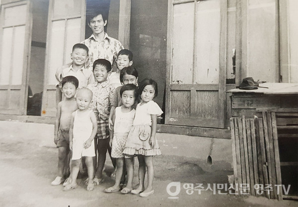 휴천동 하숙집 동네 아이들과(1980년)