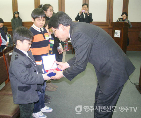 2011년 서울시 중구청 환경포스터 글짓기 공모전에서 수상한 어린이에게 상패 수여