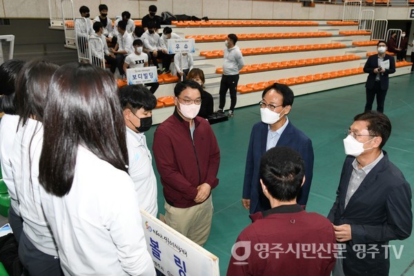 박남서 시장이 제60회 경북도민체육대회에 출전하는 영주시 선수단을 만나 격려하고 있다
