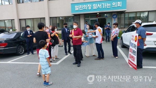 의회를 방문한 시민들