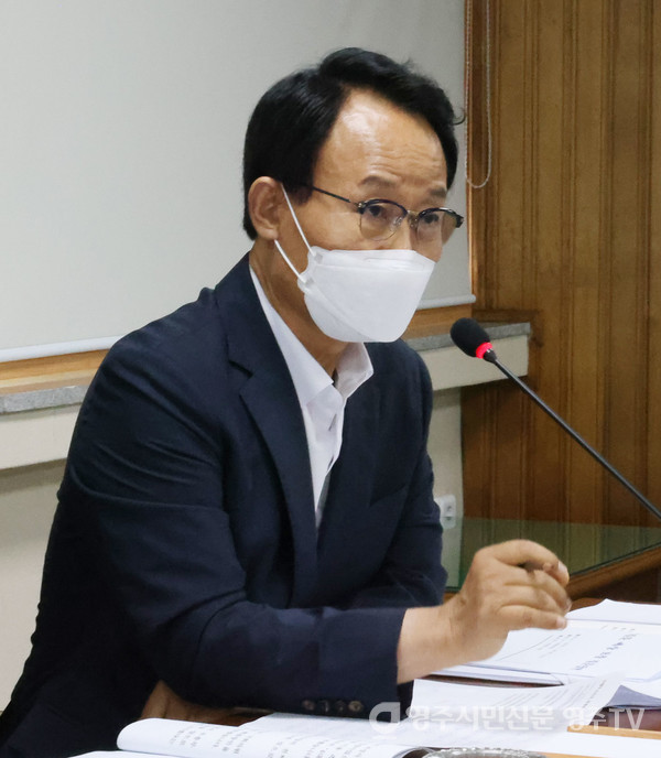 보충질문에 답변하고 있는 박남서 시장