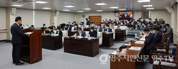 영주시의회 본 회의장 모습(박남서 시장이 시정질문에 답변을 하고있다)