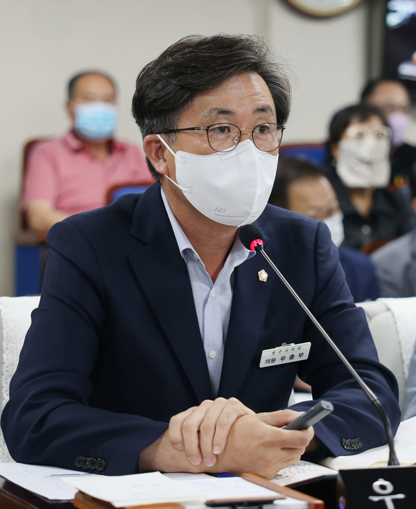 보충질문을 하고 있는 우충무 의원