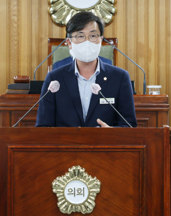 시정질문을 하고있는 우충무 의원