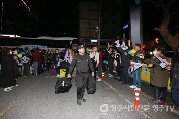 "[크기변환]우크라이나 선수단이 인천공항에 도착해서 파이팅을 외치고 있다" "[크기변환]우쿠라이나-조직위 관계자들이 우크라이나 선수단 숙소 앞에서 환영행사를 펼치고 있다" "[크기변환]우크라이나 선수단이 영주시민들의 열렬한 환영을 받으며 호텔에 도착하고 있다 (2)"