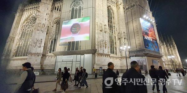 밀라노 두오모 성당 뒷면 광고 전광판