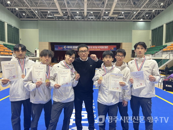 영주시청 우슈팀이 제35회 회장배전국우슈선수권대회 및 2023년 국가대표선발전 수상 기념촬영을 하고 있다.(좌측부터 장세영, 권혁, 박근우, 안용운 코치, 박제현, 고동규 조상훈 선수)