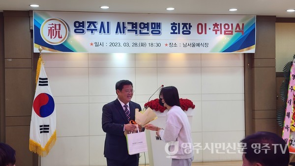 학생선수에게 훈련지원금을 전달하고 있는 정하용 회장