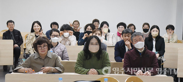 최영자 교수(앞줄 왼쪽 첫 번째)와 경북전문대 사회복지과야간 2학년 F반 학우들