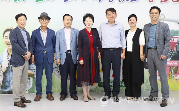 한국농식품유통사업단과 업무협약을 체결한 경북농식품유통교육진흥원 관계자들과 함께(2020)