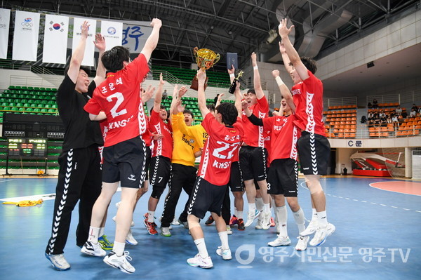 한국체육대학교 남자핸드볼팀이 1위 트로피를 받고 환호하고 있다