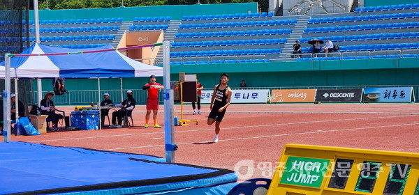 영주시청 박순호 선수가 바를 향해 힘차게 도움닫기 하고 있다