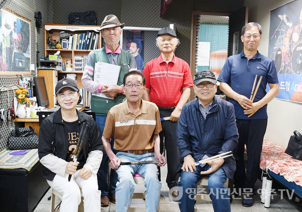 박진아(앞줄 맨 왼쪽) 드러머와 드럼동아리 회원들
