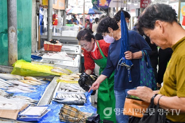 '전통시장 활력' 장보기 행사에 참가한 시민이 생선을 구입하고 있다