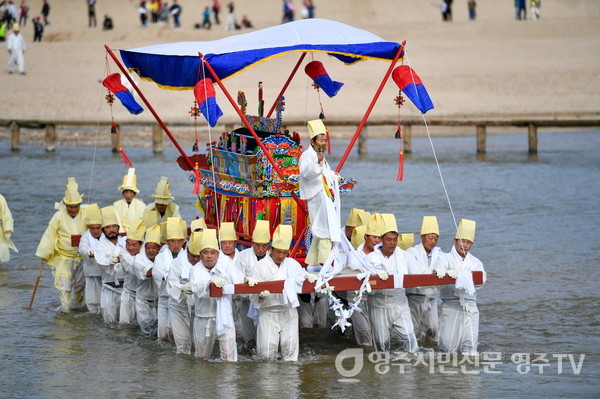 '2023영주 무섬외나무다리축제'에서 '전통상여행렬'이 진행되고 있다