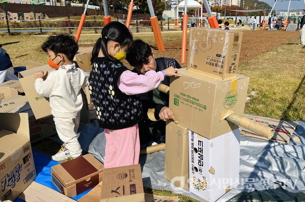 '온 가족 플레이데이'에 참가한 아이들이 '박스 활용 모형 만들기' 놀이를 하고 있다