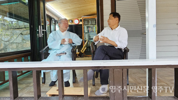 기자와 인터뷰하는 김서원 회장(오른쪽)