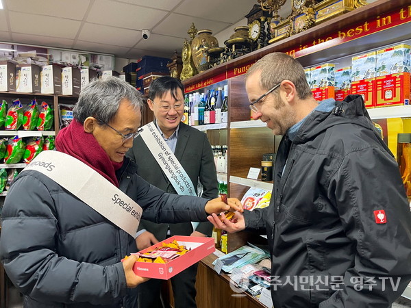 박남서 시장이 체코 프라하 현지인에게 홍삼제품을 홍보하고 있다