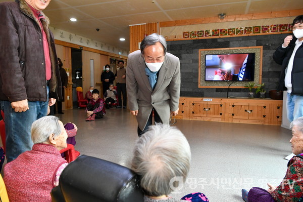 박남서 시장이 6일 문수효마을을 방문해 어르신들의 안부를 여쭙고 있다