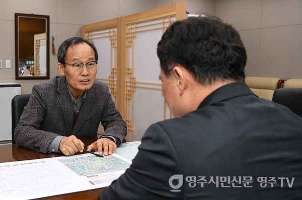박남서 시장이 적동~상망 국도대체우회도로 건설 필요성을 설명하고 있다