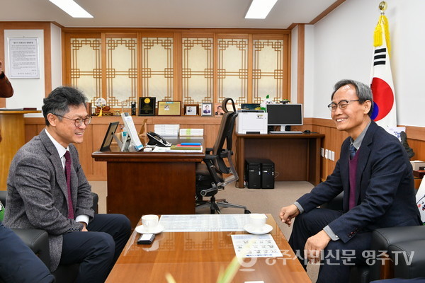 박남서 시장(우측)과 김홍복 부산국토관리청장이 환담을 나누고 있다