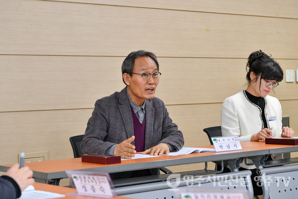 박남서 시장이 시민들이 만족할 수 있는 민원서비스를 제공할 것을 주문하고 있다