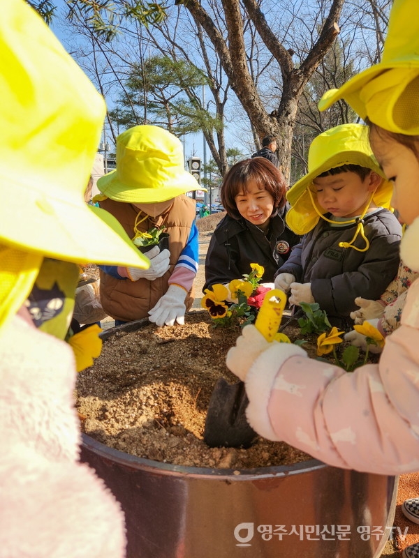 박미선 하망동장과 무지개숲어린이집 원아들이 팬지꽃을 식재하고 있다