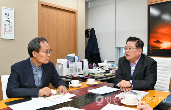 박남서 시장(왼쪽)과 우동기 지방시대위원장이 영주시 현안사업에 대해 논의하고 있다
