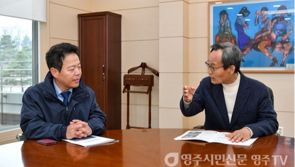 박남서 시장(오른쪽)은 일진그룹 이동섭 부회장에게 적극적인 추가 투자를 요청하고 있다