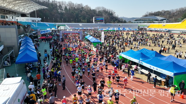 '2024 영주소백산 마라톤대회' 풀코스 출발 모습