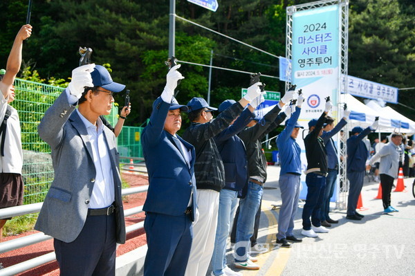 박남서 시장과 심재연 시의회 의장이 출발 시작을 알렸다