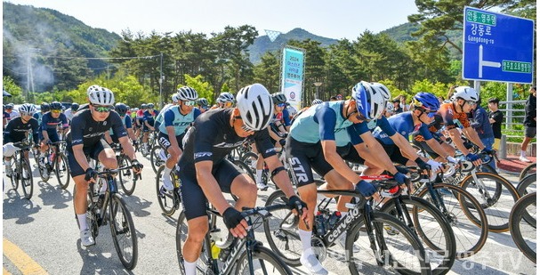 2024 마스터즈 사이클 영주투어의 참가선수들이 출발하고 있다