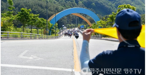 2024 마스터즈 사이클 영주투어의 관계자가 코스 방향을 가르키고 있다