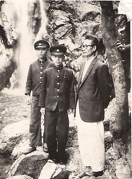 1961년 중학교 2학년 희방사 소풍(왼쪽이 친구 이기섭, 오른쪽이 김정철선생님)