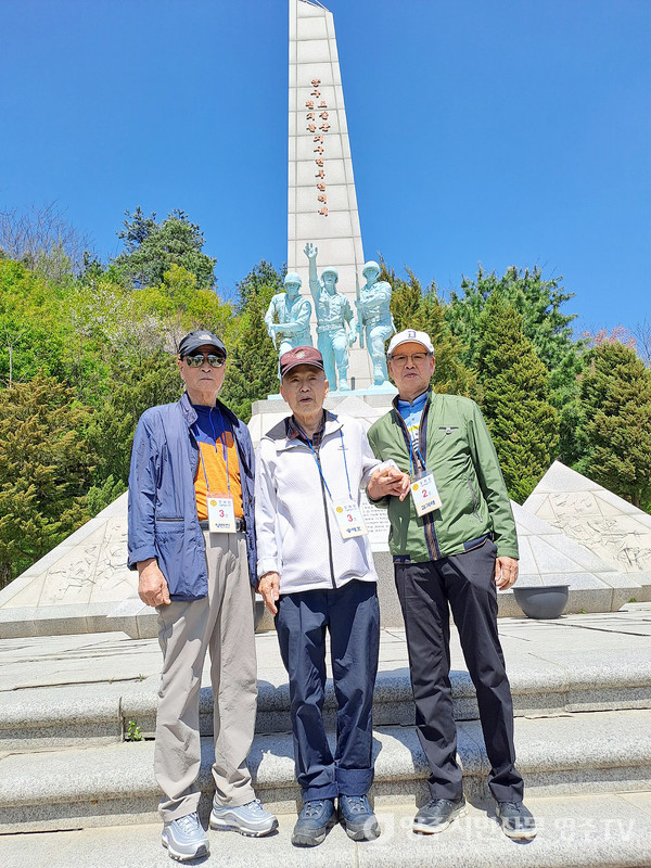 양구 펀치볼 전투전적비 앞에서 양만진 김각래 광복회 회원과 함께