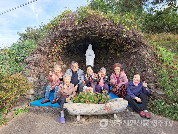 영덕에서 신자들과 함께하는 모습