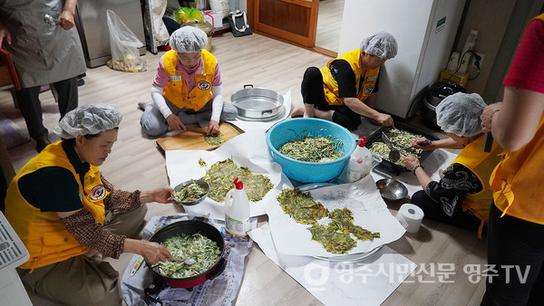 어르신 식사 대접을 준비하는 회원들