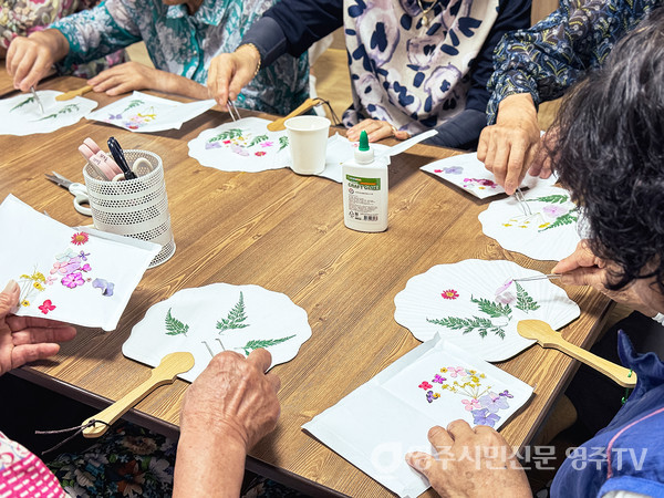 식물&공예 프로그램을 통해 만든 압화부채