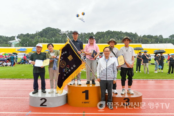 읍동부 수상 기념 촬영한 모습(우승 가흥1동, 준우승 휴천3동, 3위 가흥2동)