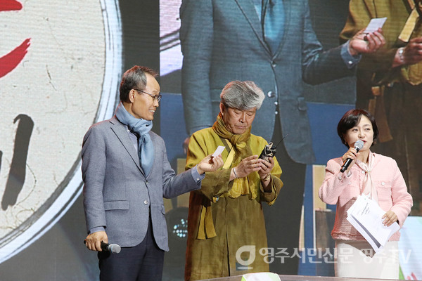 축제 폐막식에 참석한 이 위원장과 박남서 시장